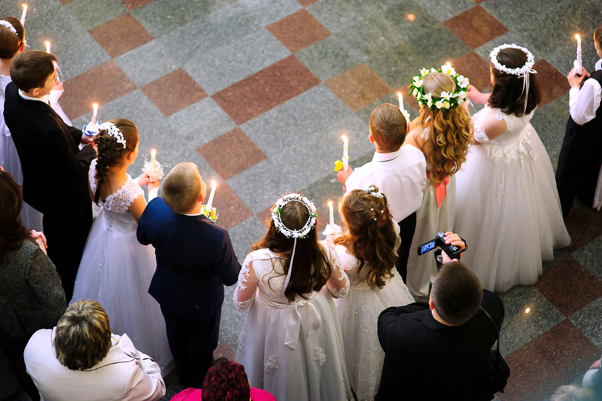 Erstkommunion Feier Fest Kirche Kerze Kinder